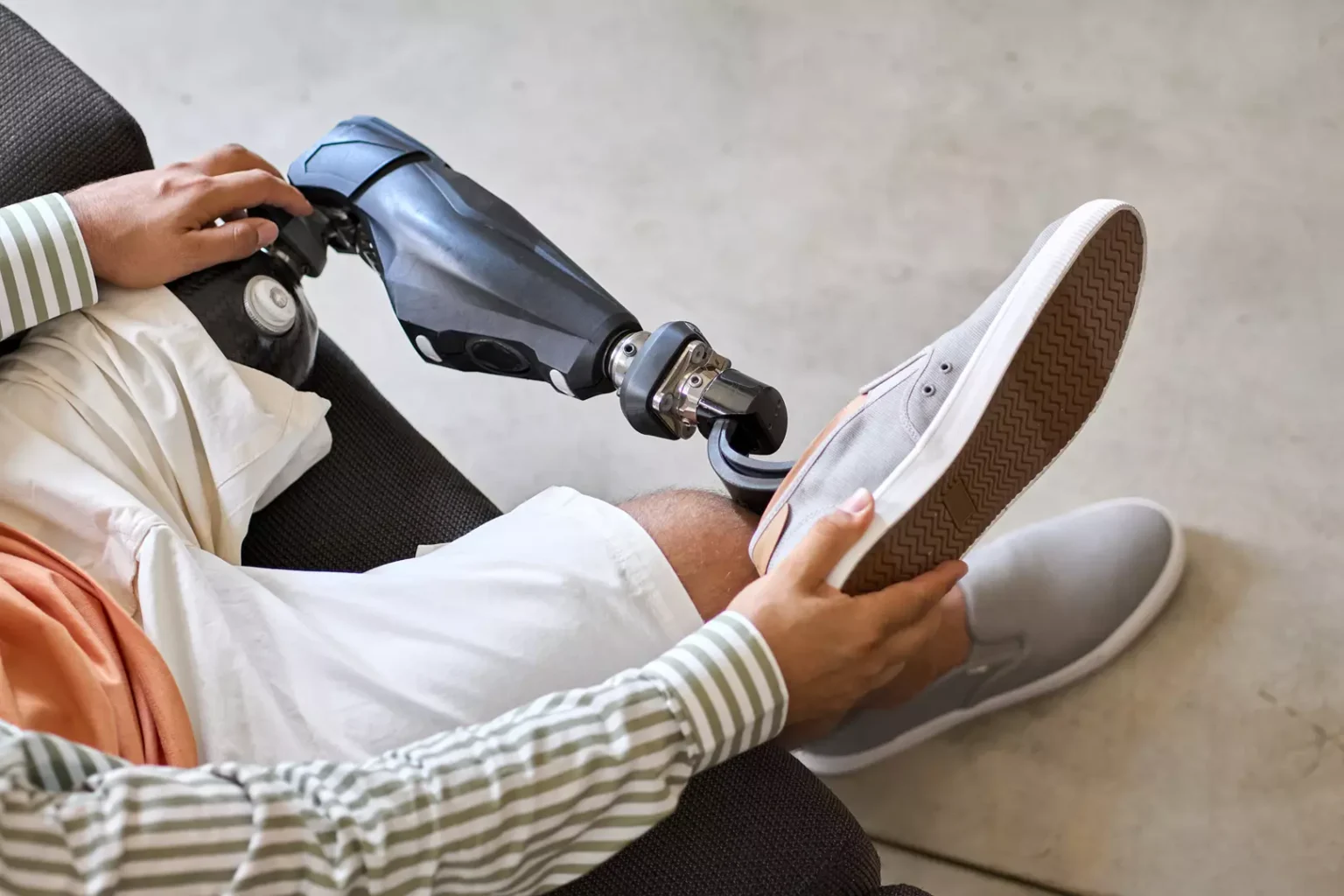 Pacjent korzystający z nowoczesnej protezy nogi
